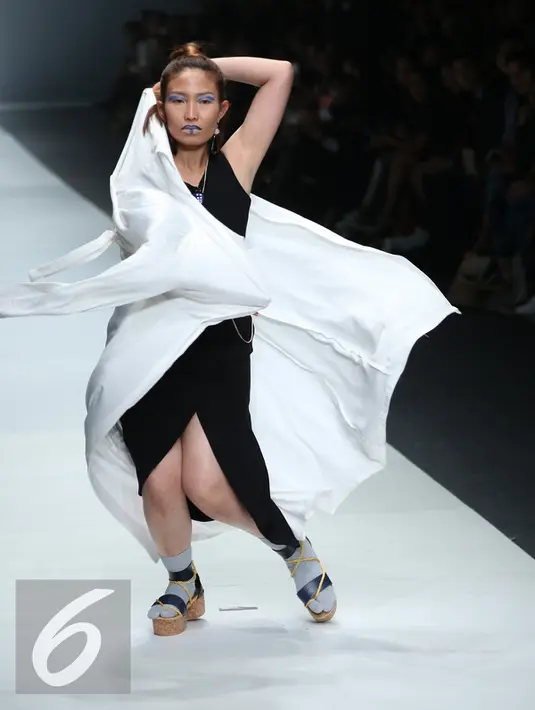 Artis Ayu Dewi membawakan busana rancangan Luna Maya yang bertema midnight bloom di Jakarta Fashion Week (JFW) 2016, Jakarta Fashion Week (JFW) 2016, Senayan city, Jakarta, (25/10/2015). (Liputan6.com/Herman Zakharia)