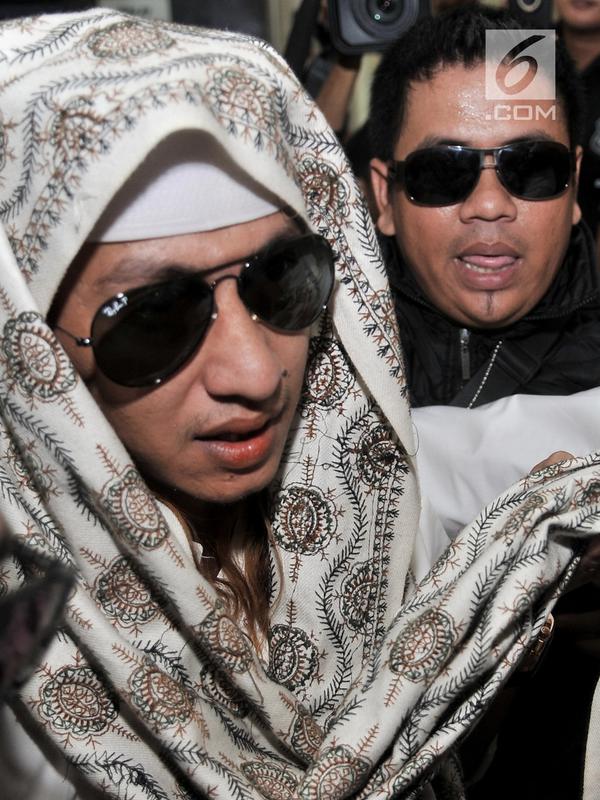 Habib Bahar bin Smith saat tiba untuk menjalani pemeriksaan di Gedung Bareskrim Polri Jakarta, Kamis (6/12). Habib Bahar bin Smith tampil mengenakan kacamata hitam saat memenuhi panggilan Bareskrim. (Merdeka.com/ Iqbal S. Nugroho)