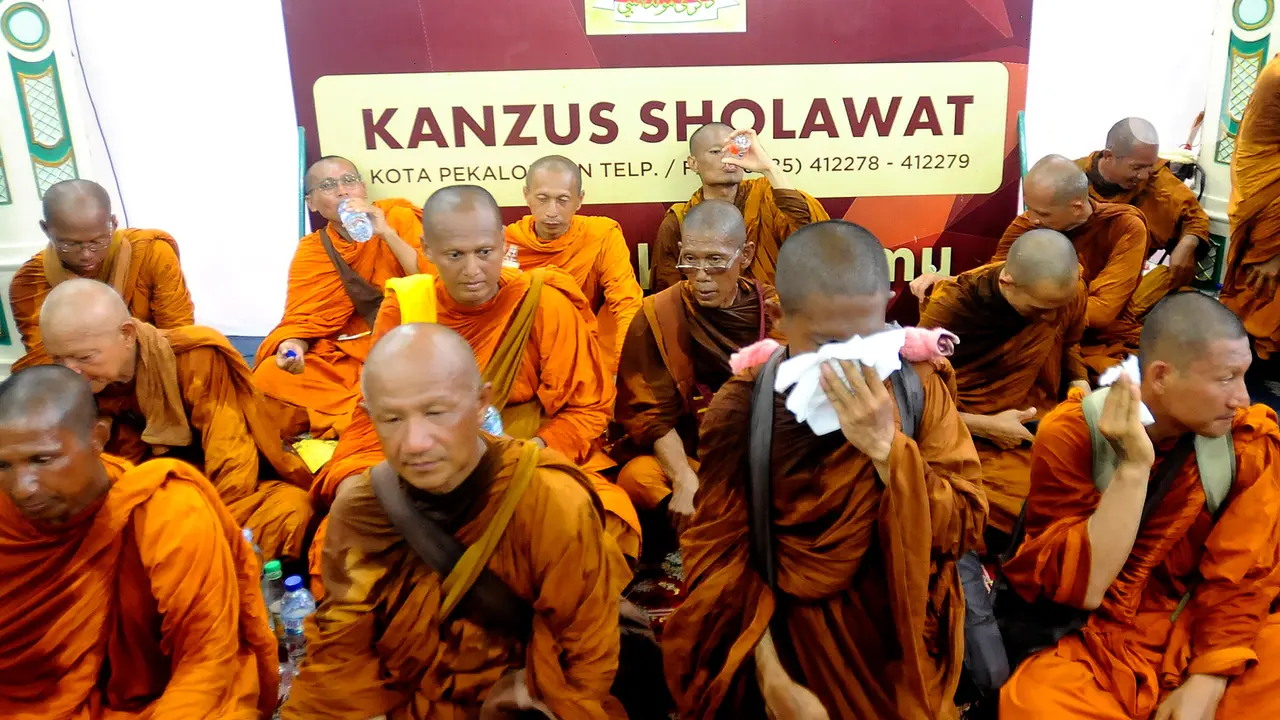 Biksu Thudong di Kanzus Sholawat Habib Luthfi