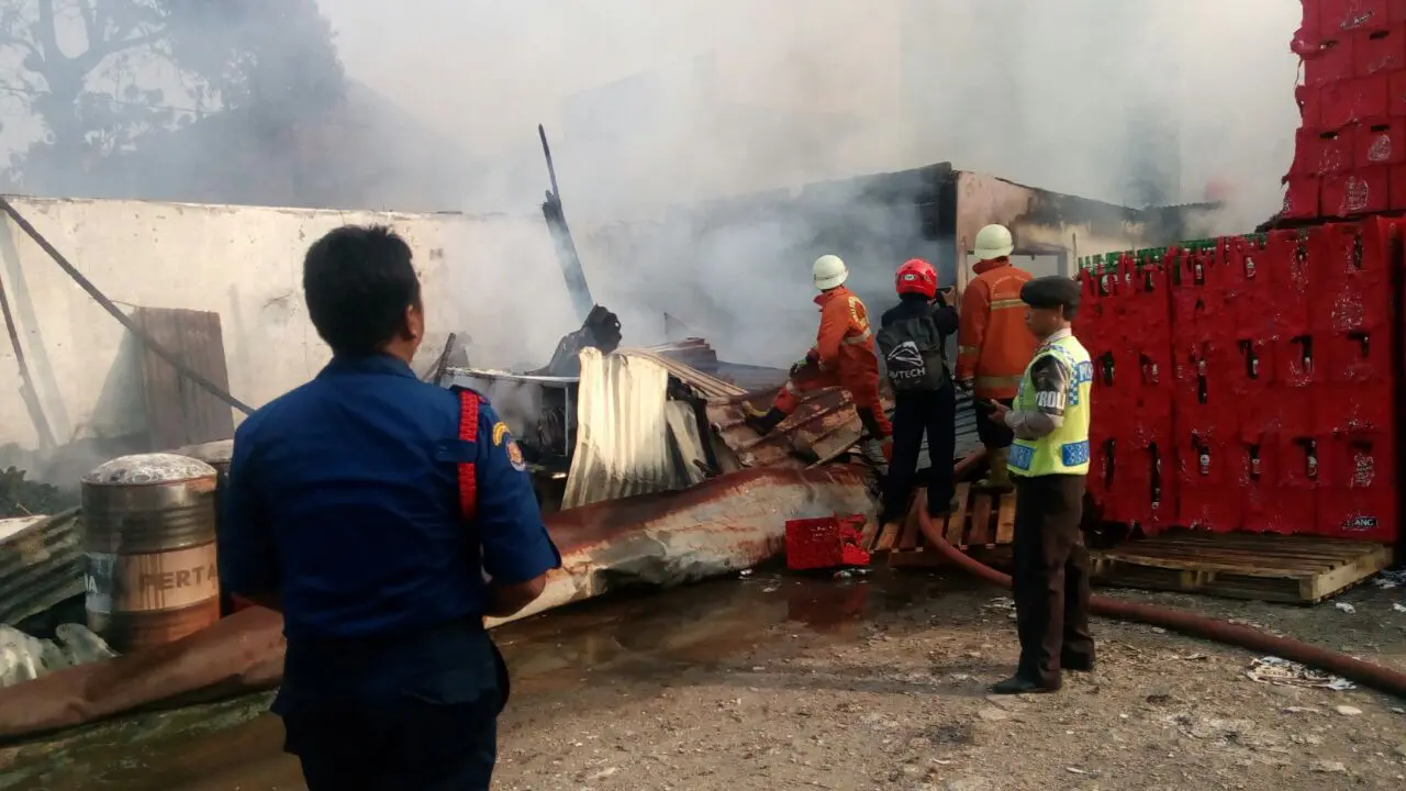 Gudang bir di Daan Mogot kebakaran