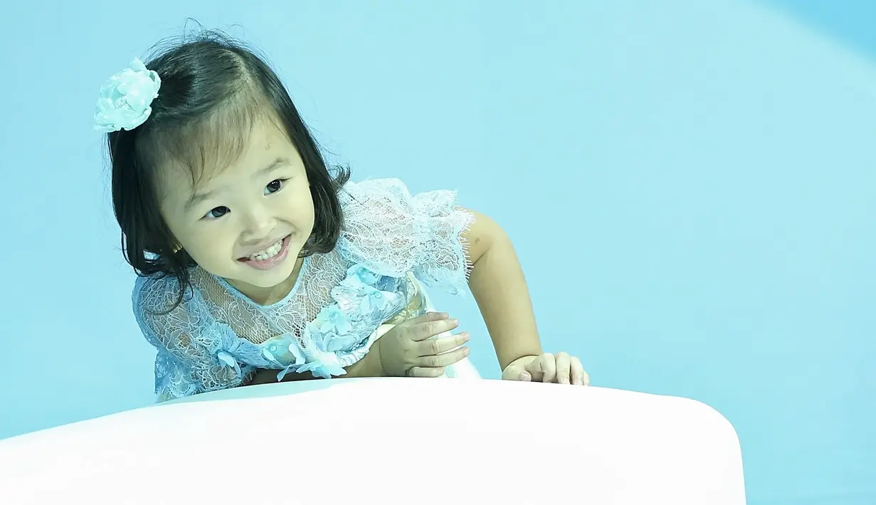 "Menghias makanan memang perlu waktu yang lebih lama. Karena biasanya tinggal masuk-masukin. Ini gunting dulu, mikir dulu," ungkapnya. (Bambang E. Ros/Bintang.com)