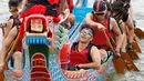 Seorang peserta bereaksi seusai mengikuti perlombaan tradisional China, Dragon Boat di Taipei, taiwan, Minggu (28/5). Perlombaan perahu naga ini untuk mengenang kematian penyair Qu Yuan yang tewas tenggelam pada 278 SM. (AP Photo/Chiang Ying-ying)