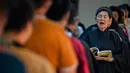 Para umat berdoa saat Hari Raya Waisak yang memperingati kelahiran, pencerahan, dan wafatnya Buddha Gautama, di Kuil Buddha Sakyamuni, Banda Aceh pada Minggu 31 Mei 2026. (CHAIDEER MAHYUDDIN/AFP)
