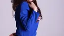 Tasya Kamila saat hadir di kantor Kapanlagi.com di Tebet Jakarta dan melakukan sesi foto pada tahun 2014. Tasya menggunaka baju biru dan rok yang motif warna-warni (KapanLagi.com/Agus Apriyanto)