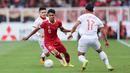 <p>Marselino Ferdinan (tengah) berusaha lepas dari penjagaan dua pemain Vietnam saat Timnas Indonesia bertanding pada semifinal Piala AFF 2022 di Stadion Utama Gelora Bung Karno, Jumat (6/1/2023) sore WIB. (Bola.com/Bagaskara Lazuardi)</p>