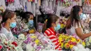 Seorang wanita menjual bunga dan lilin di luar tempat pemakaman di Manila, Filipina, 28 Oktober 2020. Pemerintah Filipina memerintahkan tempat pemakaman ditutup demi mencegah pertemuan massal dan penyebaran COVID-19 saat peringatan Hari Arwah dan Hari Raya Orang Kudus. (Xinhua/Rouelle Umali)