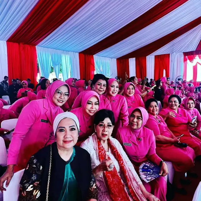 Sampaikan Kabar Ibu Wafat, Ini 6 Potret Petty Anak Sulung Titiek Puspa Bareng Ibunda
