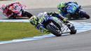 Valentino Rossi meninggalkan Maverick Vinales (kanan) dan Andrea Dovizioso untuk meraih posisi kedua saat balapan MotoGP Australia di Sirkuit Phillip Island, Minggu (23/10/2016). (AFP/Paul Crock)