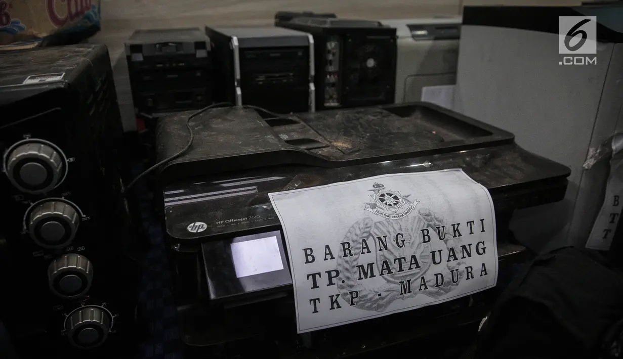 Barang bukti diperlihatkan saat gelar rilis sindikat pengedar uang palsu oleh Direktorat Tindak Pidana Ekonomi Khusus Bareskrim Polri di Jakarta, Rabu (18/10). Polisi juga mengamankan alat-alat proses percetakan uang palsu. (Liputan6.com/Faizal Fanani)