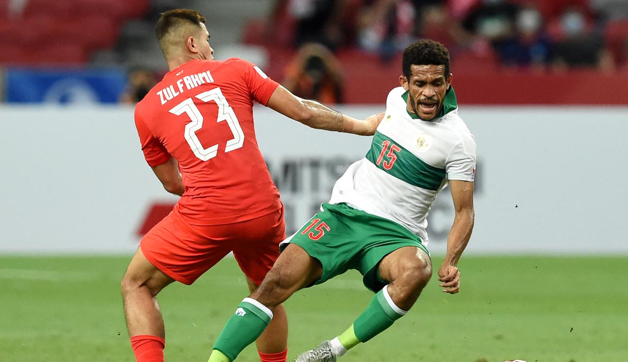 Ricky Kambuaya. Gelandang serang milik Persebaya Surabaya berusia 20 tahun ini kembali tampil penuh 90 menit seperti 4 laga sebelumnya. Ia tampil lumayan dengan beberapa akselerasinya dan mahir melakukan pressing saat kehilangan bola. Ia layak mendapat nilai 6,5. (AFP/Roslan Rahman)