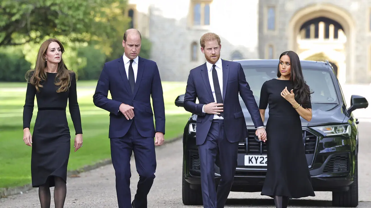 Pasangan suami istri Pangeran William dan Pangeran Harry tampak akrab satu dengan lainnya walau jalan mereka berjarak. (Foto: Chris Jackson/Pool Photo via AP)