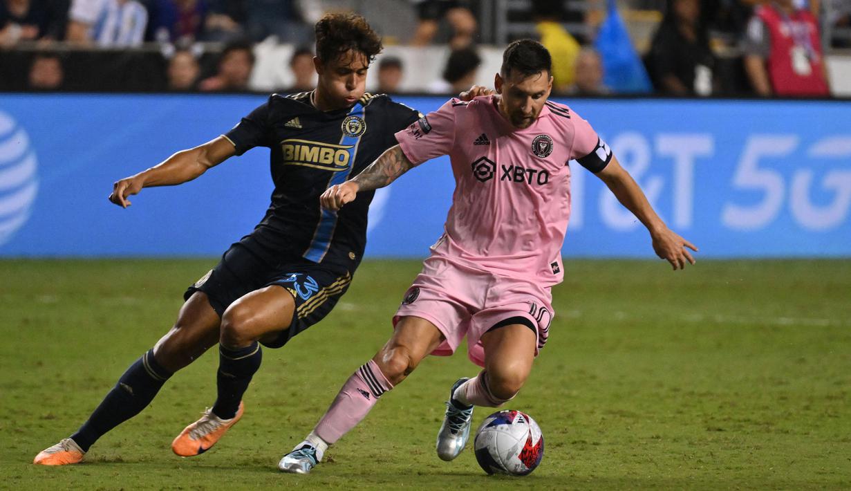 Pemain Inter Miami, Lionel Messi (kanan) berebut bola dengan pemain Philadelphia Union, Quinn Sullivan pada laga Piala Liga 2023 di Subaru Park, Chester, Pennsylvania, 15 Agustus 2023. (AFP/Angela Weiss)