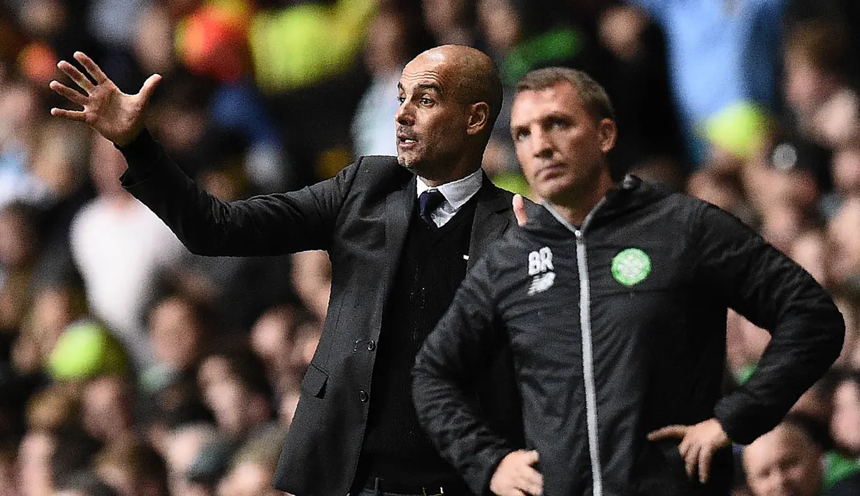 Gaya Pep Guardiola (kir) dan Brendan Rodgers saat memimpin anak asuhnya pada laga Grup C Liga Champion di Celtic Park stadium, Glasgow, Kamis (29/9/2016)dini hari WIB. (AFP/Oli Scarf)