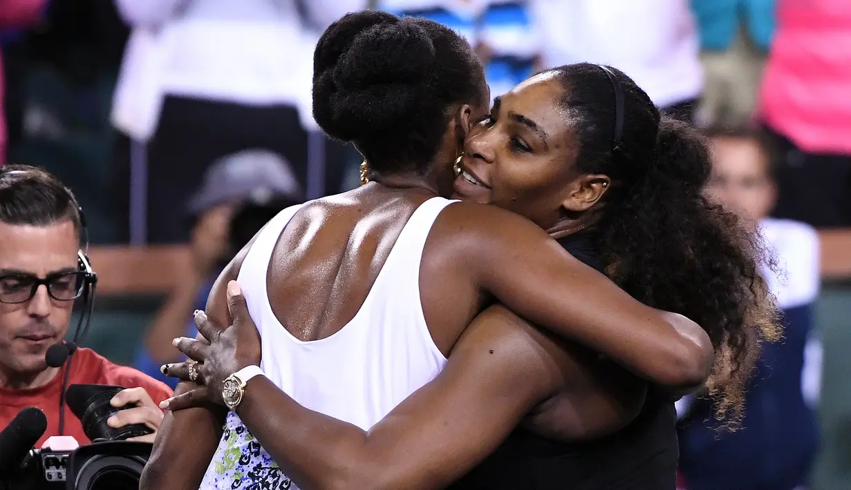 Serena Williams memeluk Venus Williams usai bertanding dalam turnamen tenis BNP Paribas Open Open di Indian Wells Tennis Garden, California (12/3). (Kevork Djansezian / Getty Images / AFP)