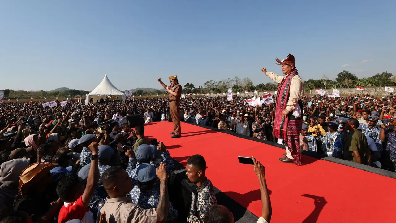 Menteri Pertahanan (Menhan) Prabowo Subianto bersama Jenderal TNI (Purn) AM Hendropriyono di Stadion Haliwen, Atambua, Kabupaten Belu, NTT.