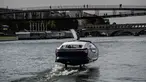 Kendaraan Sea Bubble alias "taksi terbang" berlayar di sungai Seine selama percobaan di Paris, Senin (16/9/2019). Wujud transportasi laut berbeda dari kapal konvensional pada umumnya, karena kapal canggih ini melayang di atas air. (Photo by Martin BUREAU / AFP)