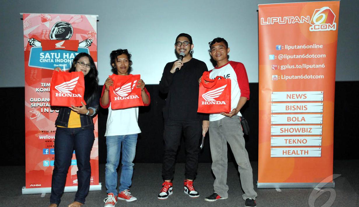 Liputan6.com membagikan   doorprize kepada para Cinemaholic jelang nonton bareng film The Hobbit di Blitz Megaplex, Jakarta, (Minggu (21/12/2014). (Liputan6.com/Panji Diksana)