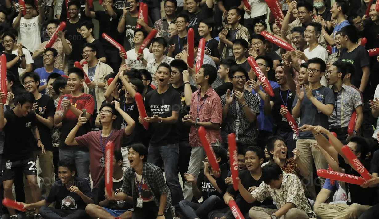 Suasana kemeriahaan saat acara promosi NBA di Kolese Kanisius, Jakarta, Jumat (2/2/2018). Pengenalan NBA ke sekolah ini untuk meningkatkan animo generasi muda Indonesia untuk semakin mengenal dan mencintai basket. (Bola.com/M Iqbal Ichsan)