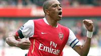 Arsenal&#039;s captain Gilberto Silva celebrates scoring his side&#039;s third goal from the penalty spot, during the English Premiership match between Arsenal and Fulham, at Emirates Stadium, 29 April 2007. AFP PHOTO/CHRIS YOUNG