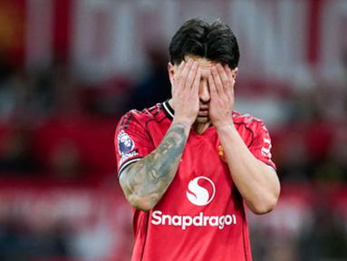 Pemain Manchester United, Lisandro Martinez, tampak kecewa setelah mendapat kartu merah saat melawan Leeds United pada pekan ke-32 Premier League 2025/2026 di Stadion Old Trafford, Selasa (14/4/2026). (AP Photo/Dave Thompson)