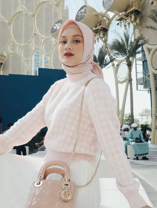 Kamu juga bisa memilih nuansa pink muda yang sempurna dipakai di siang hari.