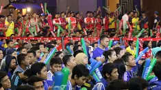 Nonton bareng Chelsea vs Arsenal bersama Bola.com di Ballroom Hotel Amaroossa Grande, Bekasi, Sabtu (19/9/2015) berlangsung Meriah. Sekitar 1500 orang suporter yang tergabung dalam Chelsea Indonesia Supporters Club (CISC) Regional Bekasi dan Arsenal ...