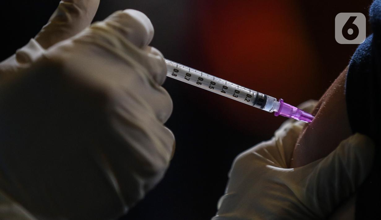 Tenaga medis menyuntikan vaksin COVID-19 kepada Karyawan Emtek Grup di Hall SCTV Tower, Jakarta, Jumat (4/6/2021). Vaksinasi Gotong Royong pendanaannya dibebankan kepada badan hukum atau badan usaha. (Liputan6.com/Johan Tallo)