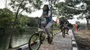 Pesepeda melintasi jogging track di Waduk Setu, Cipayung, Jakarta, Selasa (28/7/2020). Pemerintah Kota (Pemkot) Jakarta Timur akan menjadikan Waduk Setu sebagai pusat ekowisata yang ditargetkan terwujud pada Oktober mendatang. (merdeka.com/Iqbal S. Nugroho)