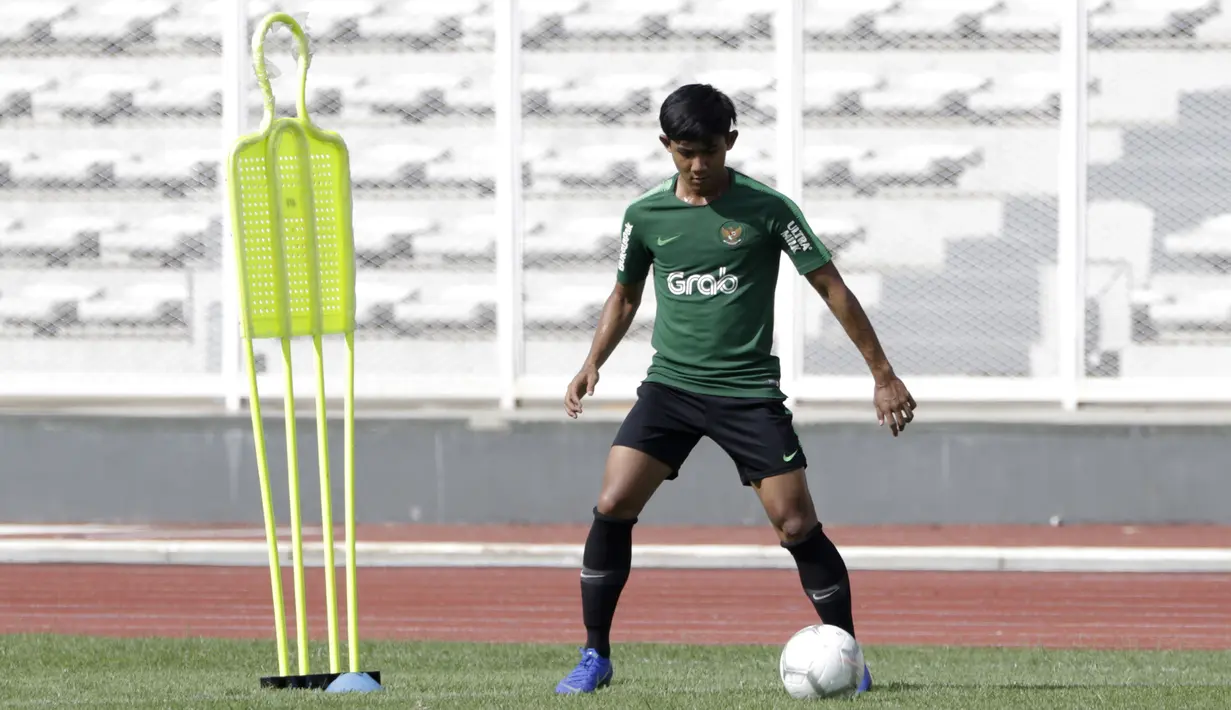 Pemain Timnas Indonesia U-22, Firza Andika, mengontrol bola saat latihan di Stadion Madya, Jakarta, Kamis (17/1). Latihan ini merupakan persiapan jelang Piala AFF U-22. (Bola.com/Yoppy Renato)