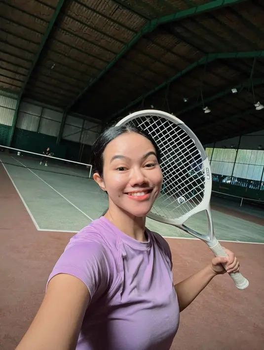 Menggunakan kaos olahraga berwarna ungu, Yura terlihat begitu bahagia saat bermain tenis. Dirinya bahkan kerap banjir pujian karena penampilannya. (Liputan6.com/IG/@yurayunita)