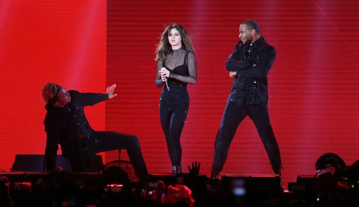 Selena Gomez sukses menghibur para Selenator -sebutan fans Selena Gomez- di Indonesia. Konser yang berdurasi 90 menit itu, Selena Marie Gomez mengaku bahagia, meski sedikit kecewa. (Adrian Putra/Bintang.com)