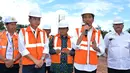 Presiden Jokowi (kedua kanan) memberi keterangan pers saat meninjau lokasi pembangunan Light Rail Trail (LRT)  zona 1 di Bandar Udara Sultan Mahmud Badaruddin II, Palembang, Sumatera Selatan, Kamis (3/3/2016). (Biro Komunikasi Kemenhub/Daniel Pietersz)
