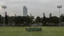 Para pemain Timnas Indonesia diberikan pengarahan saat latihan di Lapangan ABC Senayan, Jakarta, Jumat (12/1/2018). Latihan ini merupakan persiapan jelang laga melawan Islandia. (Bola.com/Vitalis Yogi Trisna)