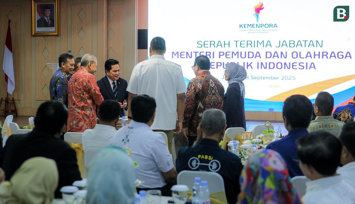 Menteri Pemuda dan Olahraga Republik Indonesia (Menpora RI) periode 2025-2029, Erick Thohir (tengah) bersalaman dengan sejumlah mantan Menpora RI dalam acara serah terima jabatan yang berlangsung di Auditorium Wisma Kemenpora, Senayan, Kamis (18/09/2025). (Bola.com/Bagaskara Lazuardi)