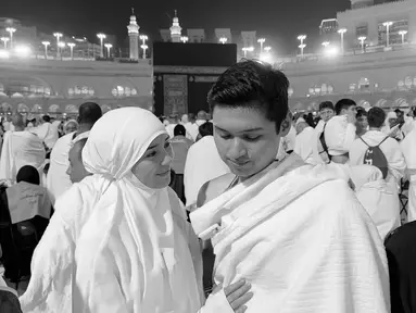 Dalam foto-foto tersebut, Beby Tsabina terlihat memukau dengan busana serba putih dan hijab sederhana. Aura keanggunannya semakin terpancar ketika berdiri di depan Masjidil Haram, ditemani Rizki yang mengenakan balutan ihram. Kebahagiaan jelas terlihat dari wajah pasangan muda ini yang tengah menikmati momen spiritual bersama. (Liputan6.com/IG/@bebytsabina)