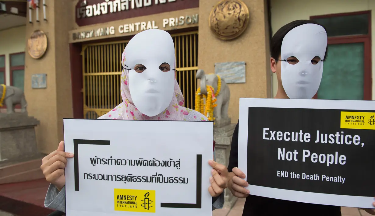 Aktivis dari Amnesty International melakukan aksi tolak eksekusi hukuman mati dengan suntik di depan penjara Bang Kwang di Nonthaburi, Bangkok (19/6). Lebih dari 500 tahanan di Thailand kini menunggu eksekusi. (AFP PHOTO / Romeo Gacad)