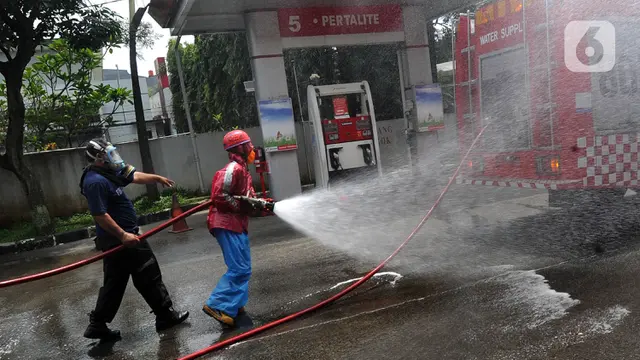 Cegah COVID-19, Seluruh SPBU di Bogor Disemprot Disinfektan
