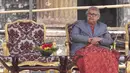 Sushila Karki menggantikan Perdana Menteri KP Sharma Oli yang mundur usai unjuk rasa besar-besaran hingga memicu kerusuhan dalam beberapa hari terakhir. (AP Photo/Niranjan Shrestha)