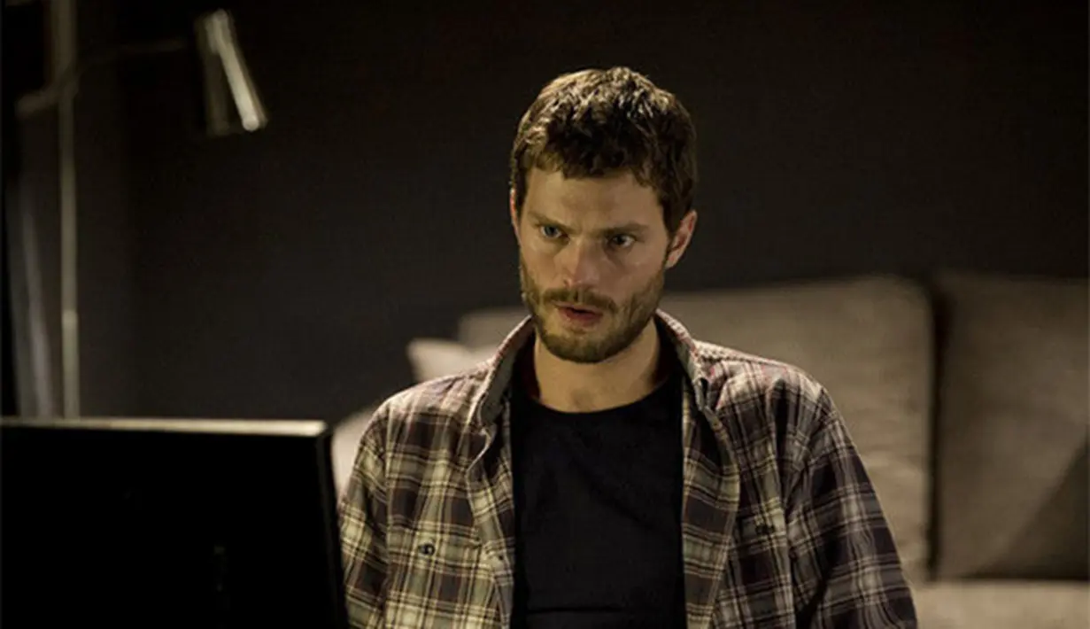 Ganteng, berbakat, seksi, dan sangat populer itulah kata-kata yang tepat untuk mengambarkan Jamie Dornan. (Via Eonline.com/sry)