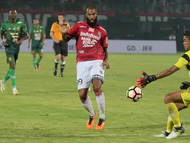Pemain Bali United, Sylvano Comvalius (kiri) mencoba melewati kiper PS TNI, Teguh Amirudin pada lanjutan Liga 1 2017 di Stadion Kapten I Wayan Dipta, Gianyar, Bali (20/102017). Bali United menang 2-1. (Bola.com/NIcklas Hanoatubun)