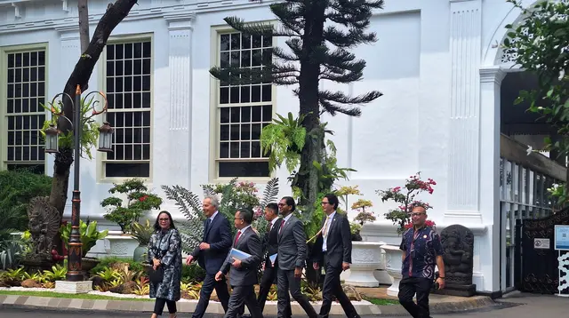 Presiden Joko Widodo atau Jokowi menerima kunjungan mantan Perdana Menteri Inggris, Tony Blair di Istana Kepresidenan Jakarta, Kamis (18/4/2024). (Liputan6.com/ Lizsa Egeham)
