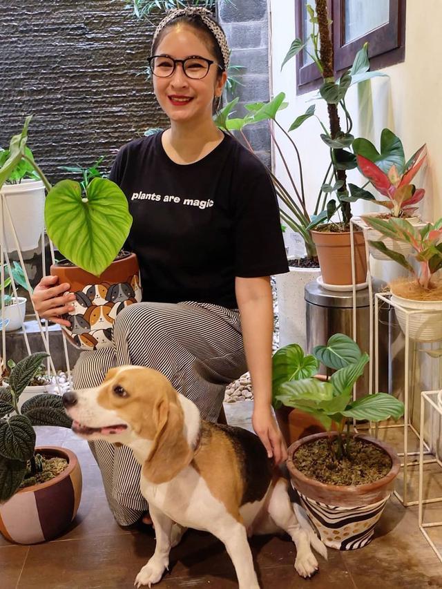 Jarang Tersorot, Ini 7 Potret Terbaru Novita Angie yang Hobi Berkebun