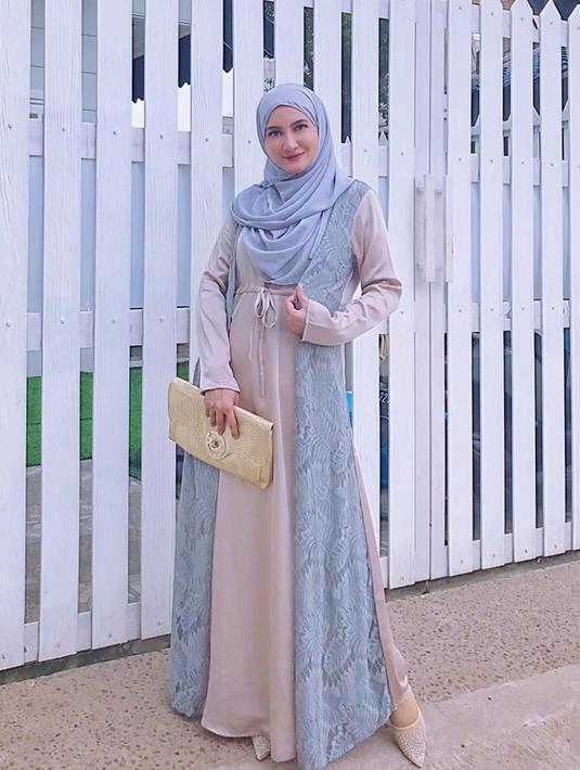 Gaya penampilan Natalie Sarah dengan gamis berpadu outer berwarna biru ini juga bisa dijadikan sebagai inspirasi netizen saat menghadiri acara formal. Bahkan, hijab yang digunakan pun terlihat cukup simple untuk ditiru. (Liputan6.com/IG/@natalie_sarahs)