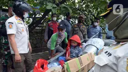 Petugas gabungan merazia Peyandang Masalah Kesejahteraan Sosial (PMKS) di wilayah Kecamatan Duren Sawit, Jakarta Timur, Jumat (8/4/2022). Pemprov DKI Jakarta terus melakukan razia PMKS selama Ramadhan dan menjaring enam orang dalam razia kali ini. (merdeka.com/Imam Buhori)