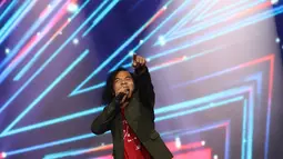 Aksi panggung Kaka saat menghibur penonton dalam acara Konser Raya 22 Tahun Indosiar di Jakarta, Rabu (11/1). Konser tersebut menyuguhkan pagelaran musik spesial bertabur bintang dari lintas generasi dan juga genre musik. (Liputan6.com/Herman Zakharia)