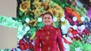 Marissa Anita kenakan tampil mengenakan kebaya janggan kerah tinggi warna merah dengan beads buanga keemasan. Dipadukan bawahan kain hitam dengan aksen bordiran gold serta sepatu bootsnya. [Adrian/Fimela]