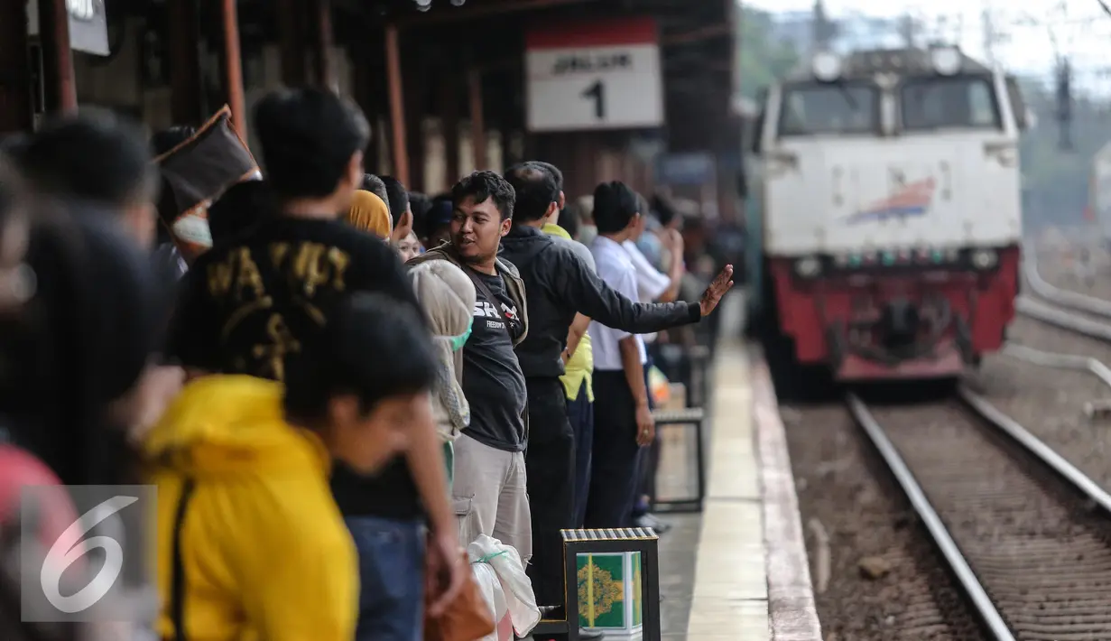 Jelang H-1 Lebaran, lonjakan penumpang di Stasiun Senen sebanyak 14 persen, Jakarta, Kamis (16/7/2015). Stasiun Senen menambah sebanyak enam Kereta Api (KA) yang disediakan untuk mengangkut para pemudik. (Liputan6.com/Faizal Fanani)