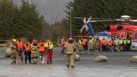 Penumpang terdampar yang diselamatkan oleh helikopter dari kapal pesiar Viking Sky difoto pada tanggal 23 Maret 2019 di pantai barat Norwegia dekat Romsdal. (AFP/Arsip)