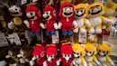 Barang-barang dari salah satu tokoh ikonik permainan Nintendo, Mario, ditampilkan selama pratinjau pers di toko baru Nintendo di Tokyo, 19 November 2019. Nintendo akan meresmikan toko pertamanya di ibu kota Jepang tersebut pada pekan ini. (Behrouz MEHRI/AFP)