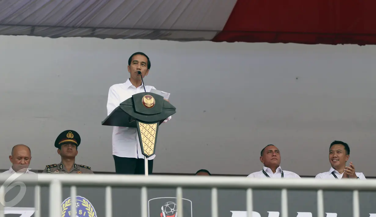 Presiden Joko Widodo bersiap memberi sambutan pembuka turnamen Piala Presiden 2017 di Stadion Maguwoharjo, Sleman, Sabtu (4/2). Sekitar 31.000 penonton menyaksikan laga pembuka turnamen Piala Presiden 2017. (Liputan6.com/Helmi Fithriansyah)